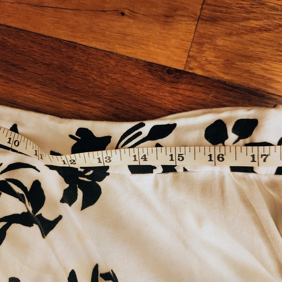 Black & White Floral Circle Skirt w/Pockets Size L/XL - Picture 7 of 16